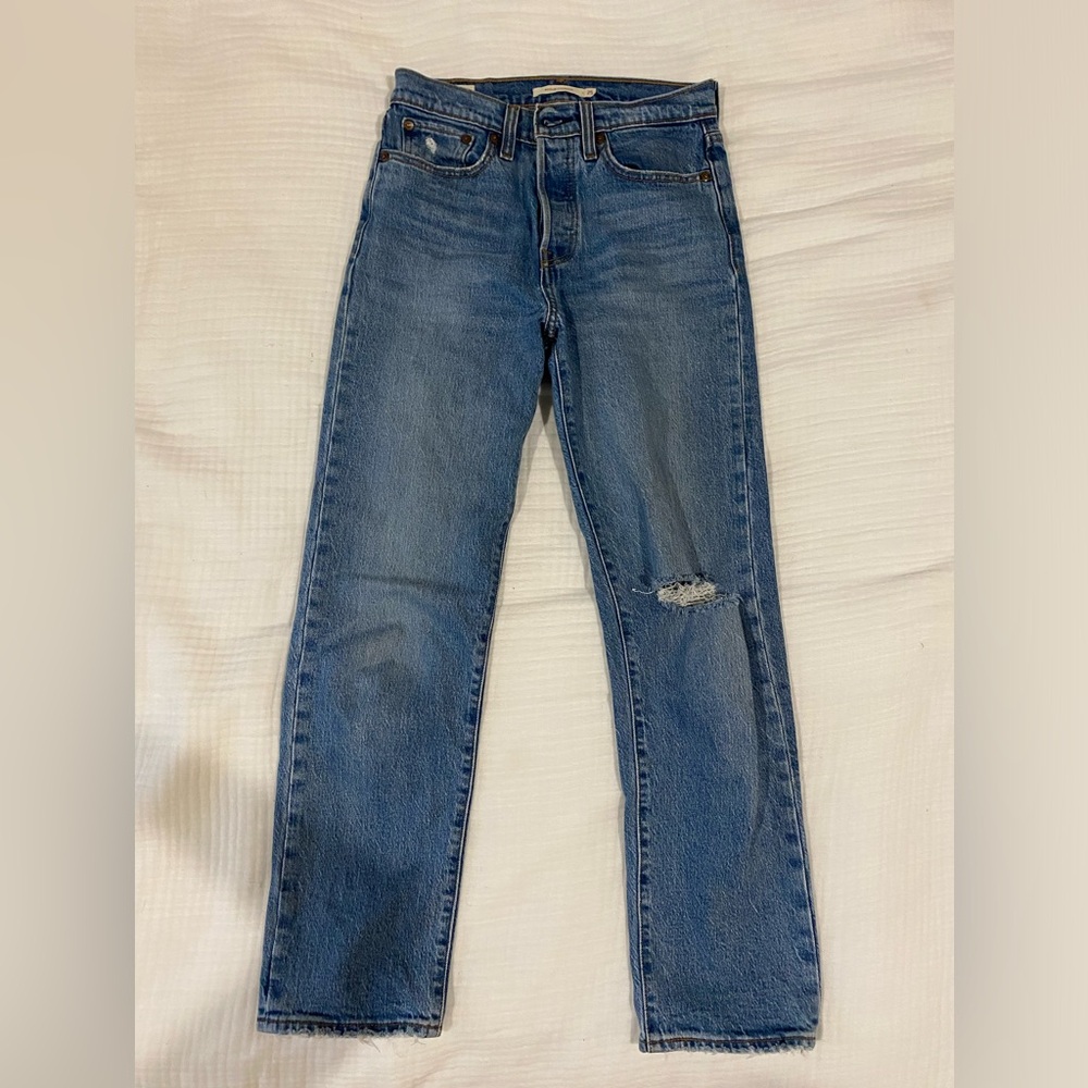 Levi’s Wedgie Straight. Size 25
